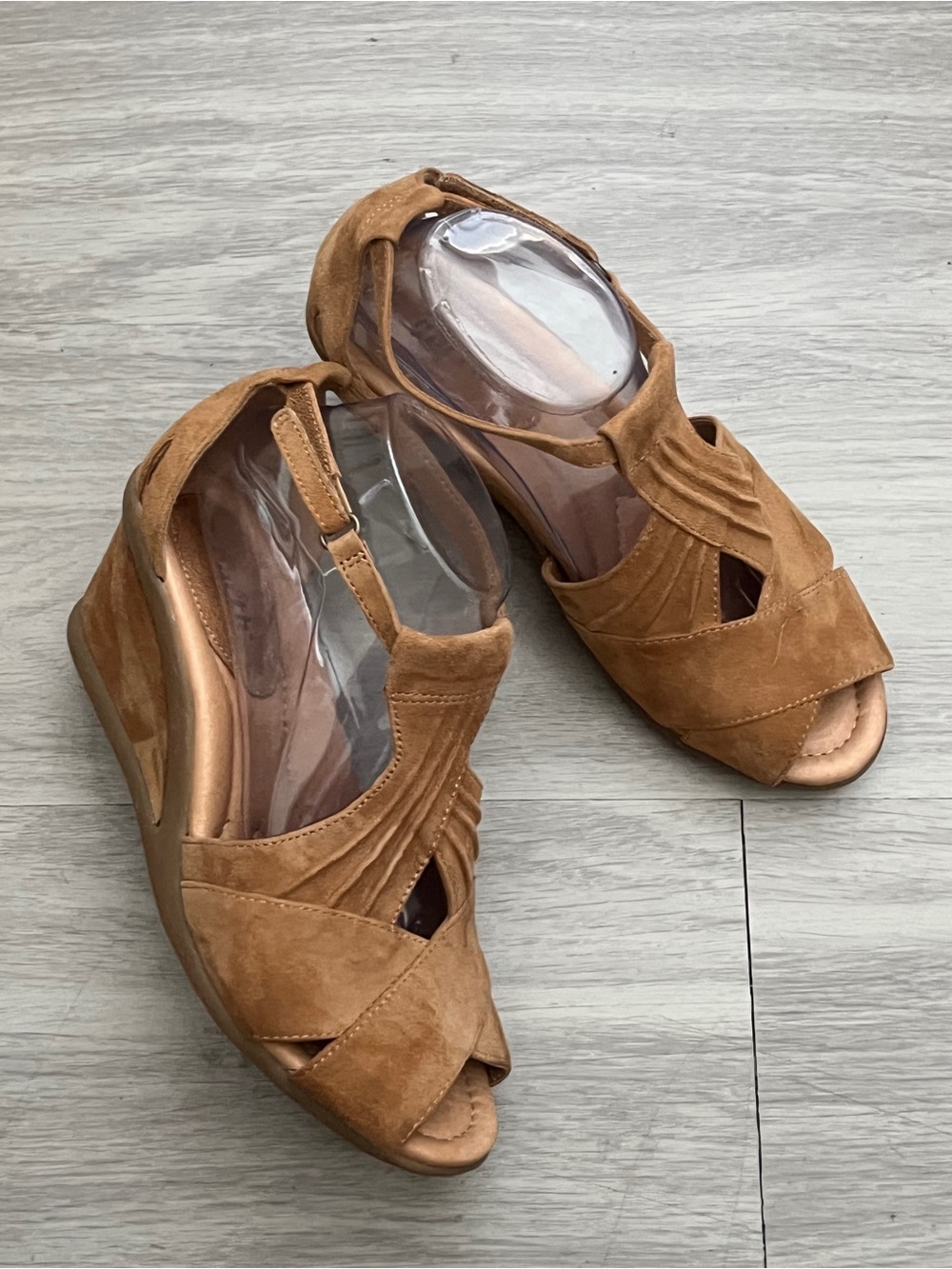 Earth Curvet Wide Biscuit Suede Wedge Sandals Size 8 Wide